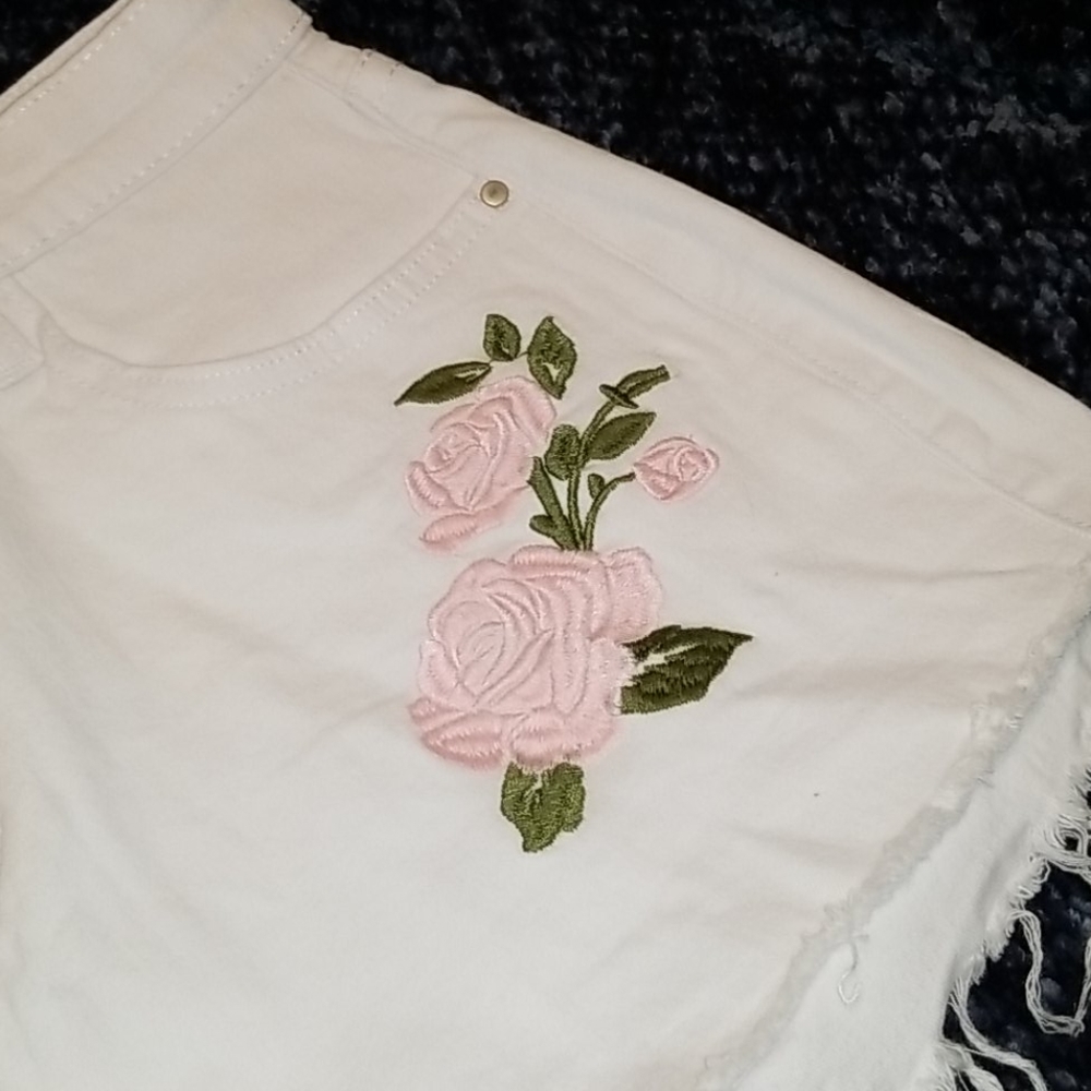 Cutoff Denim Shorts with Roses Embroidered - Picture 3 of 4